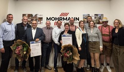 Die Jubilarinnen und Jubilare freuen sich über die Anerkennung der Geschäftsführung.