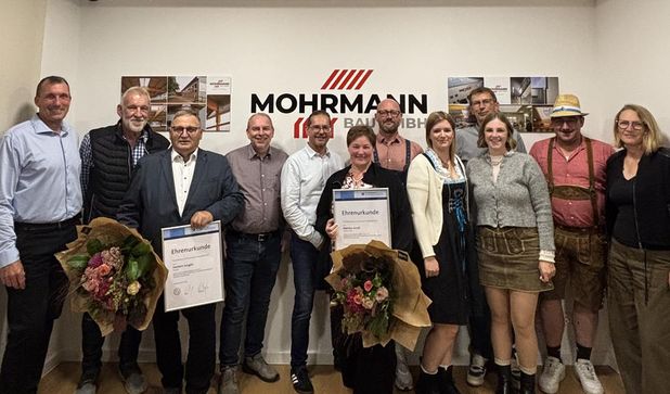Die Jubilarinnen und Jubilare freuen sich über die Anerkennung der Geschäftsführung.