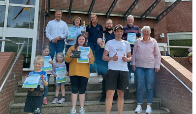 Bürgermeister Guido Dieckmann (hinten links) bedankte sich bei den Teilnehmenden für ihren Einsatz.