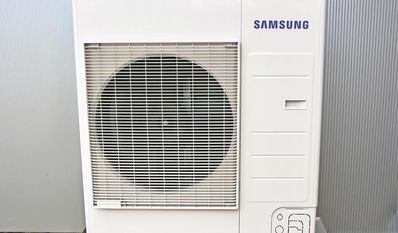Die Samsung-Wärmepumpe für den neuen Hoops-Schulungsraum.