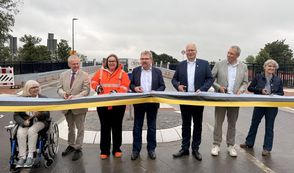 Vertreterinnen und Vertreter der Gemeinde, des Landes und der Ritterhude Betriebe eröffnen die neue Schlossbrücke und geben sie für den Verkehr frei.