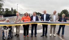 Vertreterinnen und Vertreter der Gemeinde, des Landes und der Ritterhude Betriebe eröffnen die neue Schlossbrücke und geben sie für den Verkehr frei.