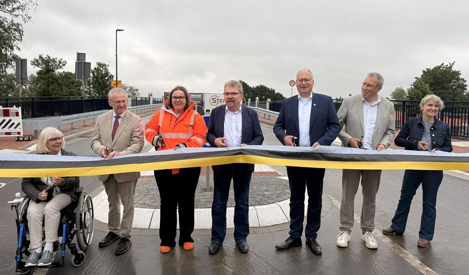 Vertreterinnen und Vertreter der Gemeinde, des Landes und der Ritterhude Betriebe eröffnen die neue Schlossbrücke und geben sie für den Verkehr frei.