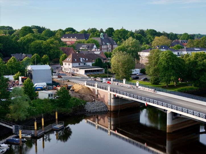 Vertreterinnen und Vertreter der Gemeinde, des Landes und der Ritterhude Betriebe eröffnen die neue Schlossbrücke und geben sie für den Verkehr frei.
