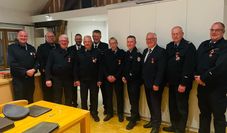 Die geehrten Feuerwehrleute und Stefan Schwenke (3. v. r.) freuten sich sehr über die Auszeichnungen.