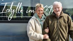 „Zuhause wäre ich allein. Hier bin ich in einer wunderbaren Gemeinschaft“, sagt der Kunde, um den sich Wendy Admiraal auf unserem Foto gerade kümmert.
