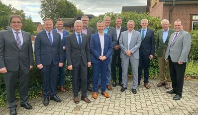 Im Rahmen der Landrätekonferenz der Region Lüneburg begrüßten Marco Prietz (5. v. li.) und seine Landratskollegen den zukünftigen Geschäftsführer der neuen Innovationsagentur, Thomas Knaack (2. v. li.). Zukünftiger Aufsichtsratsvorsitzender wird Landrat Bernd Lütjen aus Osterholz (4. v. re.).