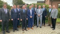 Im Rahmen der Landrätekonferenz der Region Lüneburg begrüßten Marco Prietz (5. v. li.) und seine Landratskollegen den zukünftigen Geschäftsführer der neuen Innovationsagentur, Thomas Knaack (2. v. li.). Zukünftiger Aufsichtsratsvorsitzender wird Landrat Bernd Lütjen aus Osterholz (4. v. re.).