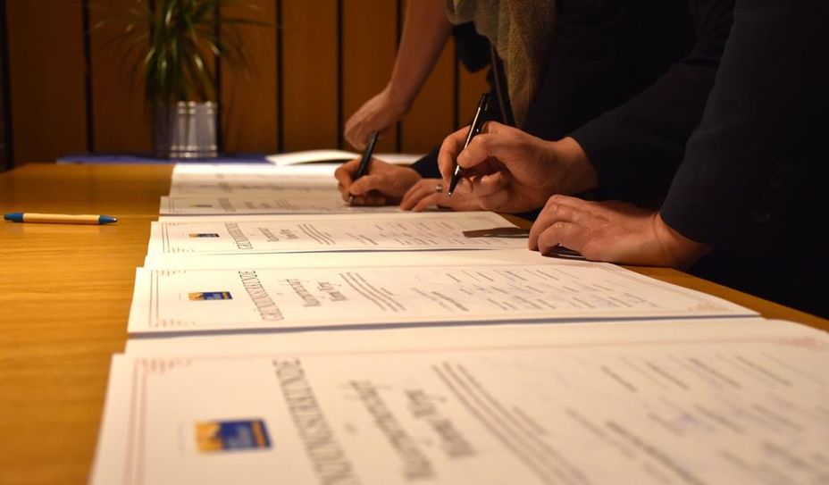 13 Gründungsmitglieder schlossen sich zur Wasserpartnerschaft Wümme (WPW) zusammen.