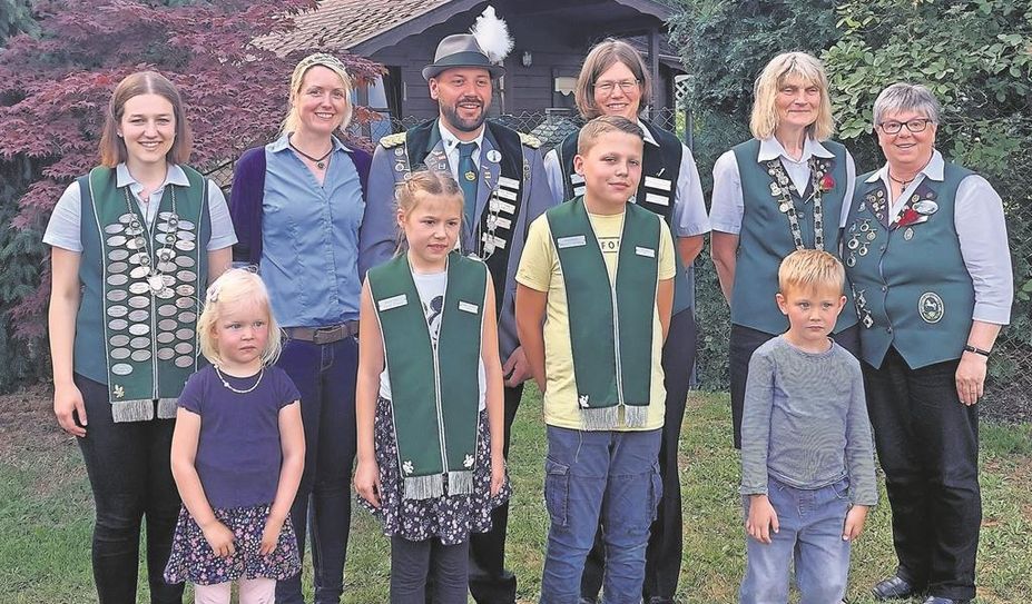 Das amtierende Königshaus um König Sven Bokelmann, Königin Maike Schokoll, vom Schützenverein Glinde, Kornbeck und Umgegend freut sich auf das Schützenfest.
