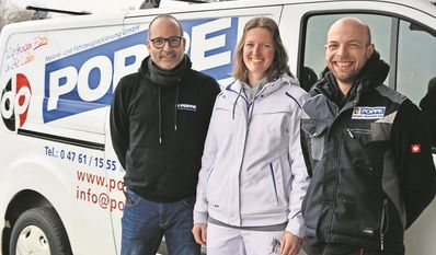 Dieter Poppe (links) ist stolz auf die erfolgreichen Wege seiner Angestellten Katrin Schröder und Christian Krebs.