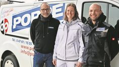 Dieter Poppe (links) ist stolz auf die erfolgreichen Wege seiner Angestellten Katrin Schröder und Christian Krebs.