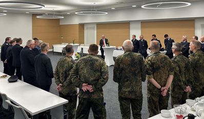 Landrat Bernd Lütjen überreichte die Hochwasser-Ehrennadeln im Kreishaus in Osterholz-Scharmbeck.