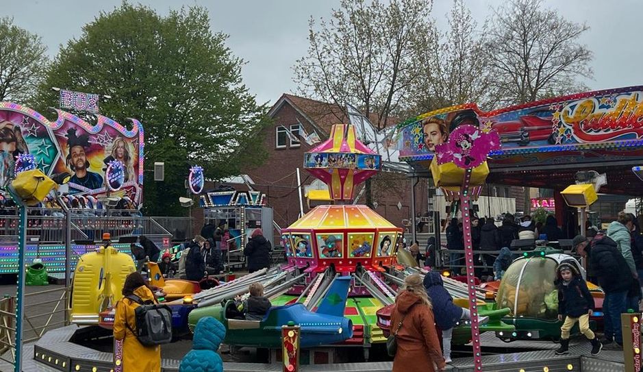 Viele bunte Fahrgeschäfte warten auf die Besucher:innen des Herbstmarktes.