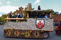 Die bunt geschmückten Erntewagen fahren wieder durch die Gemeinde und bringen die Zuschaueraugen zum Strahlen.