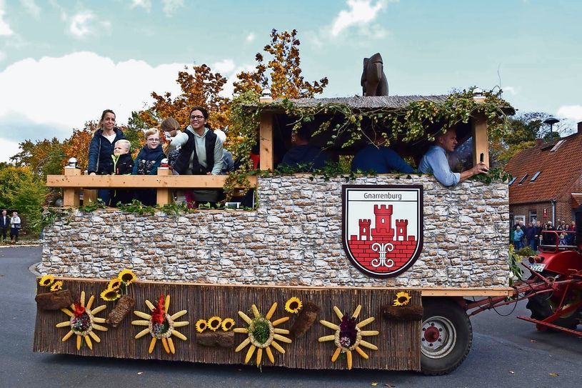 Die bunt geschmückten Erntewagen fahren wieder durch die Gemeinde und bringen die Zuschaueraugen zum Strahlen.