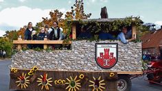 Die bunt geschmückten Erntewagen fahren wieder durch die Gemeinde und bringen die Zuschaueraugen zum Strahlen.
