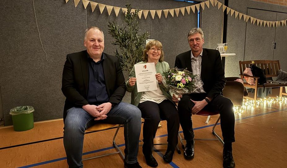 Bürgermeister Thomas Busch (links) und Samtgemeindebürgermeister Stephan Meyer gratulieren Susanne Linke-Pohl für ihre Auszeichnung.