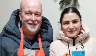 Hans-Werner Gabriel, Leiter der Tafel Bremervörde, hat die ausgefüllten Wunschzettel dieser Tafel-Kundin entgegen genommen.