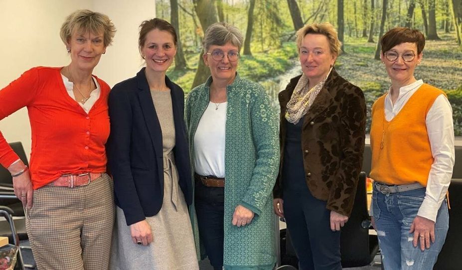 Tauschten sich aus (v. li.): Alke Luers (Vizepräsidentin NLF Weser-Ems), Ministerin Miriam Staudte, Ina Janhsen (Präsidentin NLF Weser-Ems), Referatsleiterin Carola Persiel und Annette Jans-Wenstrup (Präsidiumsmitglied NLF Weser-Ems).