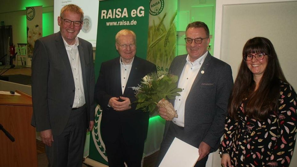 Andreas Pape (v. li.), und Axel Lohse vom Vorstand der RAISA eG mit Henning Ehlers (Aufsichtsratsvorsitzender der RAISA eG) sowie Katharina Begemann, Wirtschaftsprüferin des Genossenschaftsverbands – Verband der Regionen.