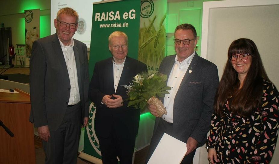 Andreas Pape (v. li.), und Axel Lohse vom Vorstand der RAISA eG mit Henning Ehlers (Aufsichtsratsvorsitzender der RAISA eG) sowie Katharina Begemann, Wirtschaftsprüferin des Genossenschaftsverbands – Verband der Regionen.