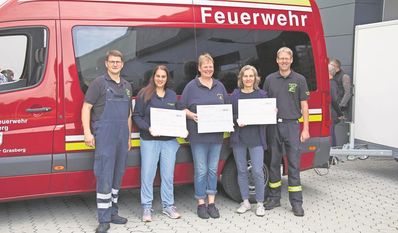 Die Verantwortlichen der Nachwuchseinsatzkräfte freuen sich über die Unterstützung.