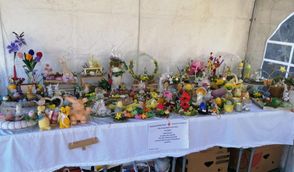 Viele bunte Dekoartikel sorgen für frühlingshafte Stimmung im eigenen Zuhause.