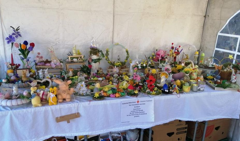 Viele bunte Dekoartikel sorgen für frühlingshafte Stimmung im eigenen Zuhause.