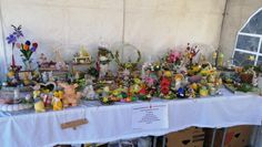 Viele bunte Dekoartikel sorgen für frühlingshafte Stimmung im eigenen Zuhause.