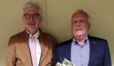 DRK-Kreispräsident Werner Otten (links) gratulierte Heino Schiefelbein  zur Wahl des Vorsitzenden.
