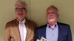 DRK-Kreispräsident Werner Otten (links) gratulierte Heino Schiefelbein  zur Wahl des Vorsitzenden.