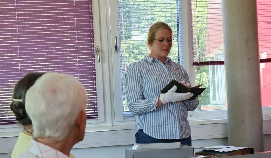 Erkennen, sammeln, erhalten, bewerten und zugänglich machen: Kreisarchivarin Alice Rath beim Besuch der Frauen Union Osterholz.