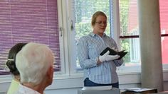 Erkennen, sammeln, erhalten, bewerten und zugänglich machen: Kreisarchivarin Alice Rath beim Besuch der Frauen Union Osterholz.