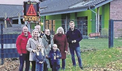 Glücklich über das Geschwindigkeitsmessgerät, aber noch lange nicht zufrieden: Der Ortsrat und der Club Dänemark fordern eine Verkehrsberuhigung