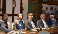 Netzwerken ist für alle Gewerbetreibenden der Region immens wichtig – hier unterstützt das regelmäßige Wirtschaftstreffen