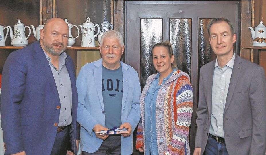Hülseberg (eb). Bei der Jahreshauptversammlung der Sport-Gemeinschaft Hülsberg wurde Maren Mahlstedt mit einstimmigem Votum zur neuen Vorsitzenden gewählt. Damit ist sie die erste Frau an der Spitze des Vereins. Zuvor blickte der ehemalige Vorsitzende Klaus Sass auf seine 31 Jahre im Amt zurück. Er war nicht nur Gründungsmitglied, sondern hat sich auch nie vor anstehender Arbeit gedrückt. Am Ende ernannte die Versammlung ihn zum Ehrenmitglied.