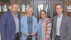 Hülseberg (eb). Bei der Jahreshauptversammlung der Sport-Gemeinschaft Hülsberg wurde Maren Mahlstedt mit einstimmigem Votum zur neuen Vorsitzenden gewählt. Damit ist sie die erste Frau an der Spitze des Vereins. Zuvor blickte der ehemalige Vorsitzende Klaus Sass auf seine 31 Jahre im Amt zurück. Er war nicht nur Gründungsmitglied, sondern hat sich auch nie vor anstehender Arbeit gedrückt. Am Ende ernannte die Versammlung ihn zum Ehrenmitglied.