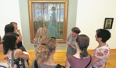 Interessiert hören die Besucherinnen der Gästeführerin bei ihren Erzählungen zu.