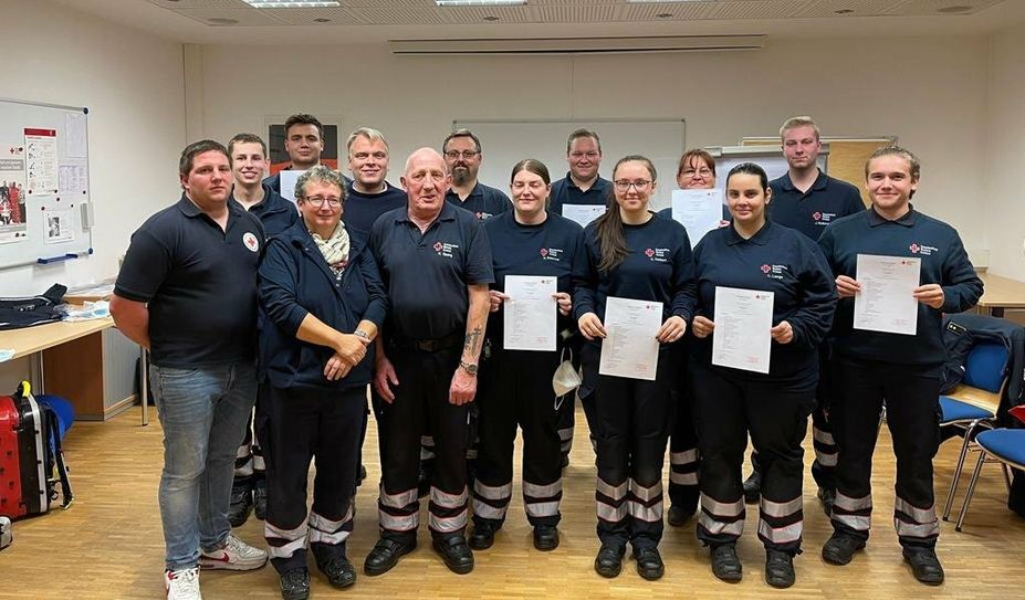 Bürokaufleute, Mechaniker:innen oder Schüler:innen helfen als Sanitäter:innen.