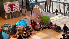 Islamisten als Stichwort-und Symbolbildgeber: „Stop Arming Israel“ steht auf dem Feindmarkierungszeichen der Hamas.