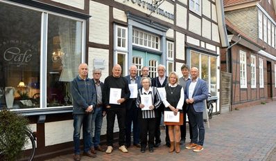 Bürgermeister Michael Hannebacher (rechts) mit Mitgliedern des Stadtrates und den geehrten Ehrenamtlichen.