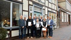 Bürgermeister Michael Hannebacher (rechts) mit Mitgliedern des Stadtrates und den geehrten Ehrenamtlichen.