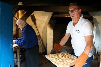 Vorsitzender Volker Radau und Günter Silber sorgten für den Butterkuchen.