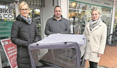 Freut sich, das Rad künftig seinen Kunden anzubieten: Jan Wellbrock mit Jana Lindemann (links) und Johanna Katt vom Landkreis.