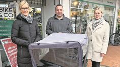 Freut sich, das Rad künftig seinen Kunden anzubieten: Jan Wellbrock mit Jana Lindemann (links) und Johanna Katt vom Landkreis.