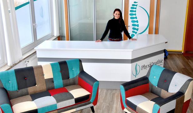 Im Eingangsbereich ihrer Praxis heißt Katharina Bock ab März alle Patienten mit einem Lächeln willkommen.