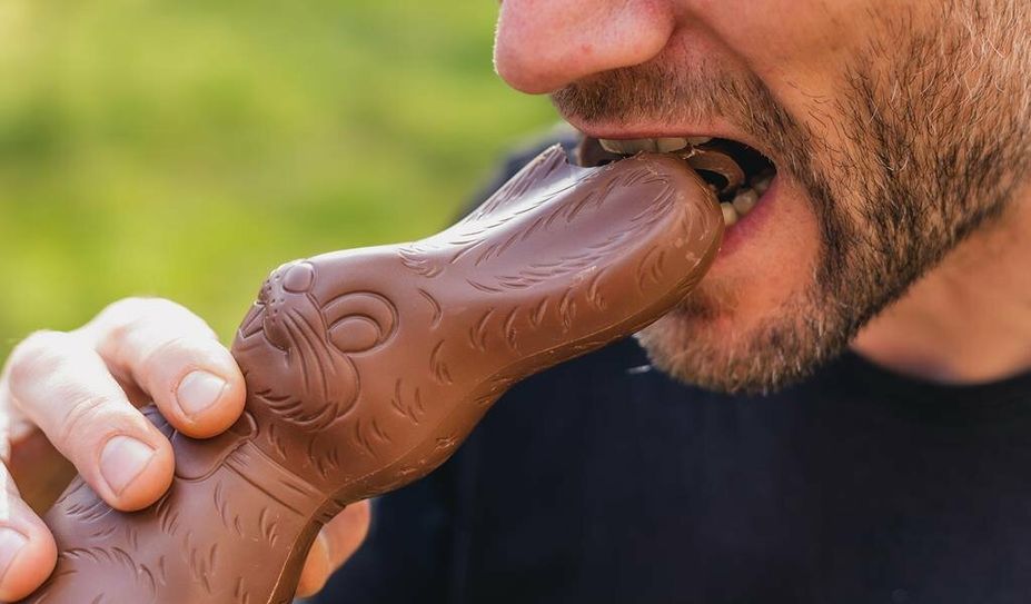 Für die Beschäftigten, die in der Süßwarenindustrie unter anderem die beliebten Schoko-Osterhasen herstellen, fordert die Gewerkschaft NGG höhere Löhne. Foto: eb
