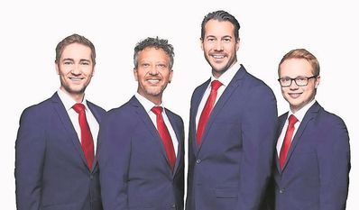 Nach dem Konzert stehen die Künstler für Fotos und Autogramme bereit.