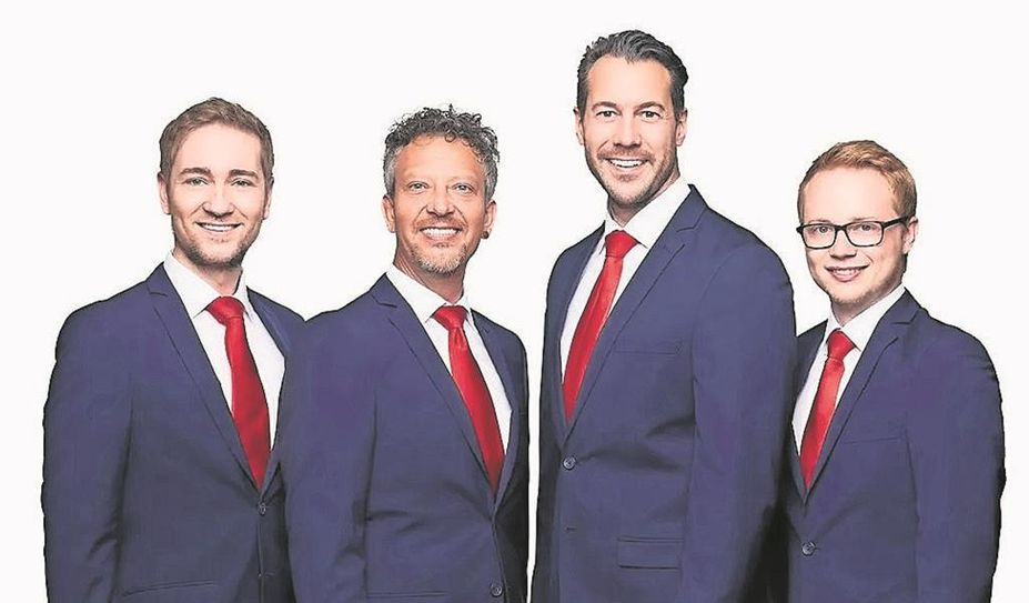 Nach dem Konzert stehen die Künstler für Fotos und Autogramme bereit.